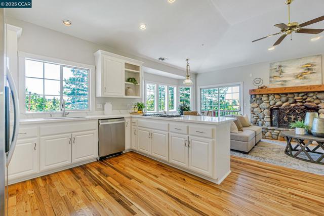 631 La Vista Rd, Walnut Creek CA: https://media.crmls.org/mediaz/e000662e-fa61-493a-a819-5bbf4455698b.jpg