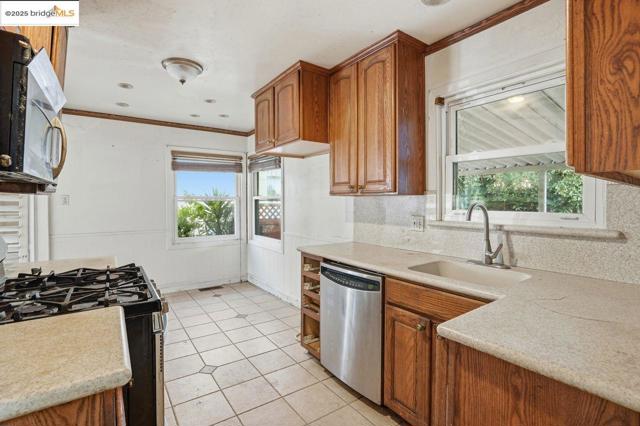4116 Kentwood Ct, Oakland CA: https://media.crmls.org/mediaz/e000cfcf-8e71-4d93-adce-bc0320878fee.jpg