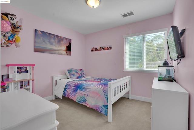 235 Pecan Pl, Brentwood CA: https://media.crmls.org/mediaz/e0012238-fdcd-4655-94c8-00290faa7859.jpg