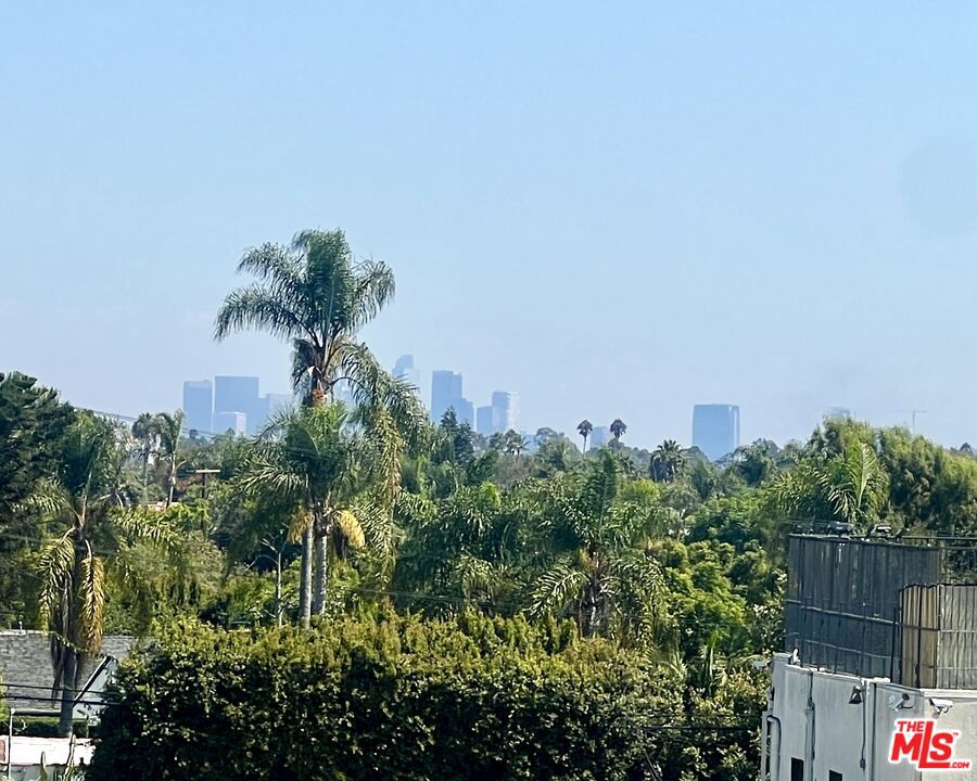 https://media.crmls.org/mediaz/e001b3a6-7337-4d3d-ae28-bac7e0e7230e.jpg?preset=X-Large