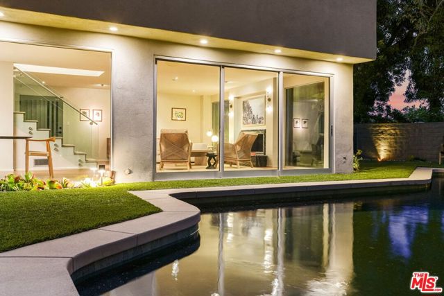 7712 Chandelle Place, Los Angeles CA: https://media.crmls.org/mediaz/e0021e3f-a461-4050-8d7b-141ec4f0a3a8.jpg