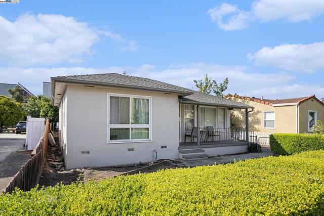 1143 D St, Hayward CA: https://media.crmls.org/mediaz/e0024b46-128c-461b-9646-2a6474e4fb97.jpg