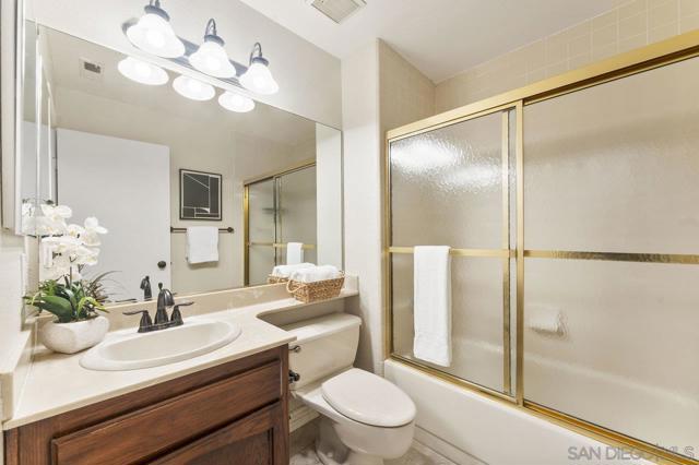 2445 Brant St, San Diego CA: https://media.crmls.org/mediaz/e0024ea5-061d-4e37-a657-52cc1fa3a294.jpg