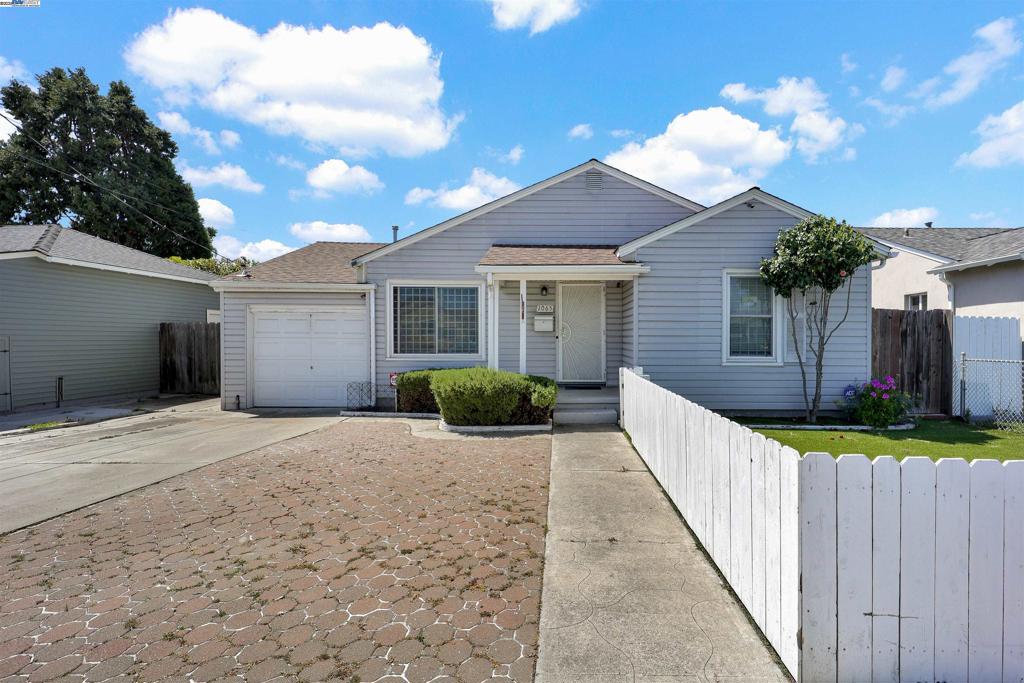 1065 Douglas Dr