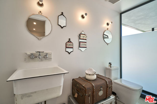 6342 Innsdale Drive, Los Angeles CA: https://media.crmls.org/mediaz/e00322f8-ad2b-4aef-a41c-0ae2f9055d80.jpg