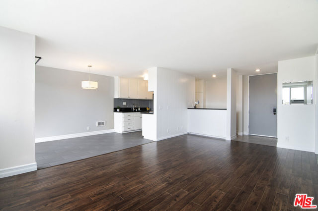 6000 Canterbury Drive, Culver City CA: https://media.crmls.org/mediaz/e003c46a-9d9f-4633-af3c-b898dcc783e8.jpg