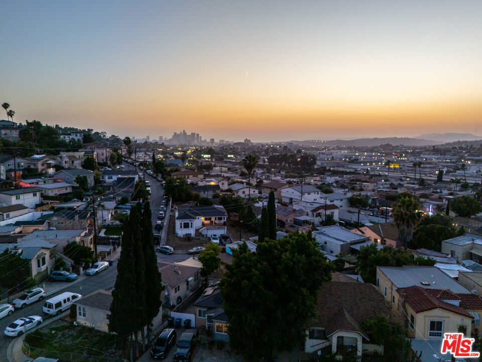 https://media.crmls.org/mediaz/e003c89d-a84d-4be8-910e-b5a9931a1ae7.jpg?preset=X-Large