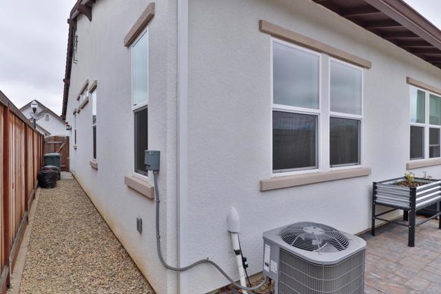 2102 White Oak Drive, Hollister CA: https://media.crmls.org/mediaz/e003e24f-500c-4345-99fe-865383c292e2.jpg
