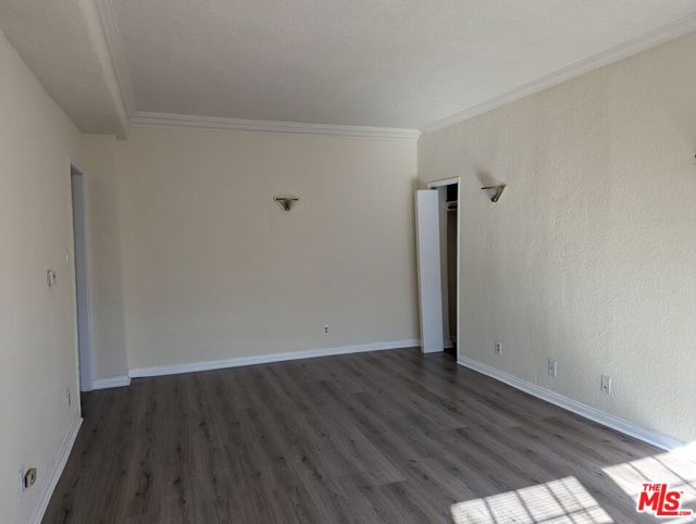 5640 Franklin Avenue, Los Angeles CA: https://media.crmls.org/mediaz/e0045d94-c0ea-4312-a486-c14b00519687.jpg