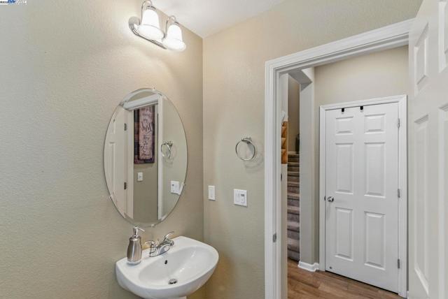 841 Fan Palm Ln, Brentwood CA: https://media.crmls.org/mediaz/e00464c7-018b-4a5b-a76d-425f0eb03bfe.jpg