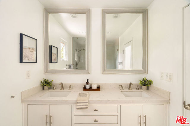 12366 Laurel Terrace Drive, Studio City CA: https://media.crmls.org/mediaz/e0050747-5bc8-4ffa-afa8-a3f5cbf8035d.jpg