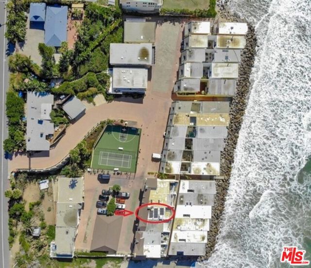11770 Pacific Coast Highway, Malibu CA: https://media.crmls.org/mediaz/e0050eb2-f4b2-4ca6-8a35-ecad52d57103.jpg