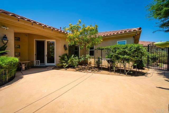 14106 Summit Crest, Escondido CA: https://media.crmls.org/mediaz/e005f1fd-ed17-4ed6-8223-76ce96a2f46f.jpg