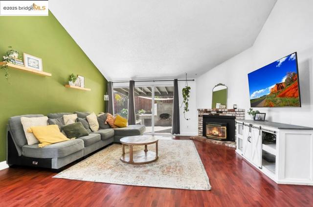 1359 Port Ct, Oakley CA: https://media.crmls.org/mediaz/e0072236-05d3-4cc5-8f24-2fc670005271.jpg