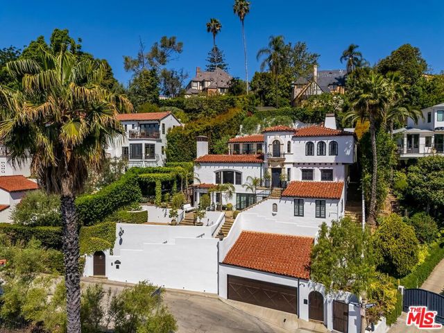 2420 Chislehurst Drive, Los Angeles CA: https://media.crmls.org/mediaz/e008a9c8-99a6-4651-81c4-d3add56db87c.jpg