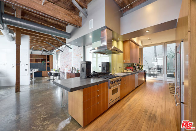 122 Mildred Avenue, Venice CA: https://media.crmls.org/mediaz/e008ae8f-af27-4bc5-afb8-98e21215f651.jpg