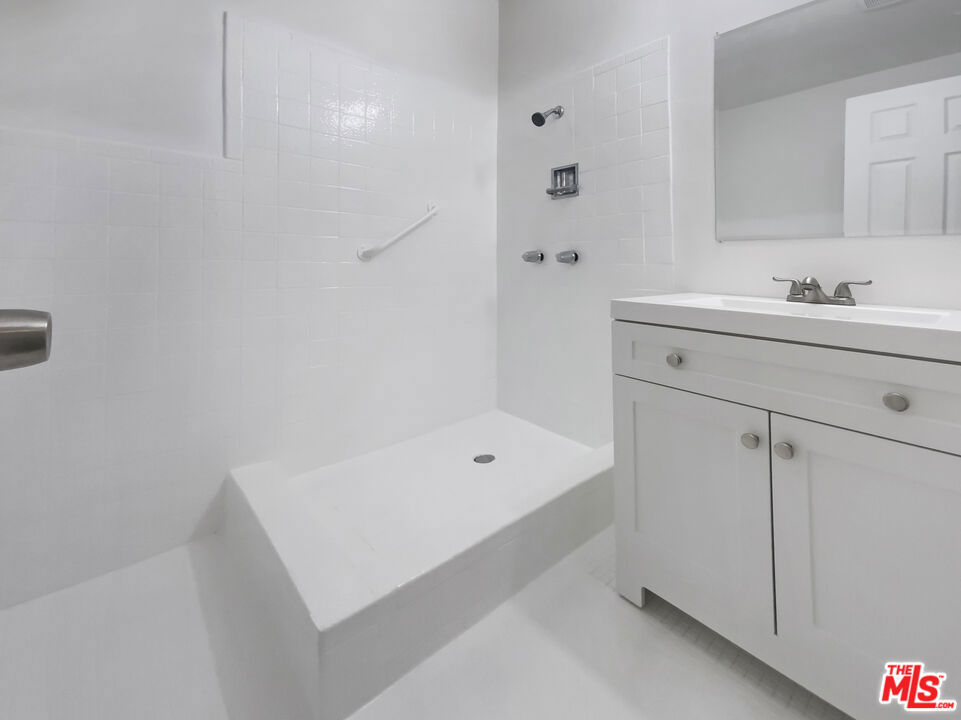 https://media.crmls.org/mediaz/e008ccd9-fdf6-4815-8e9f-fda83300485b.jpg?preset=X-Large