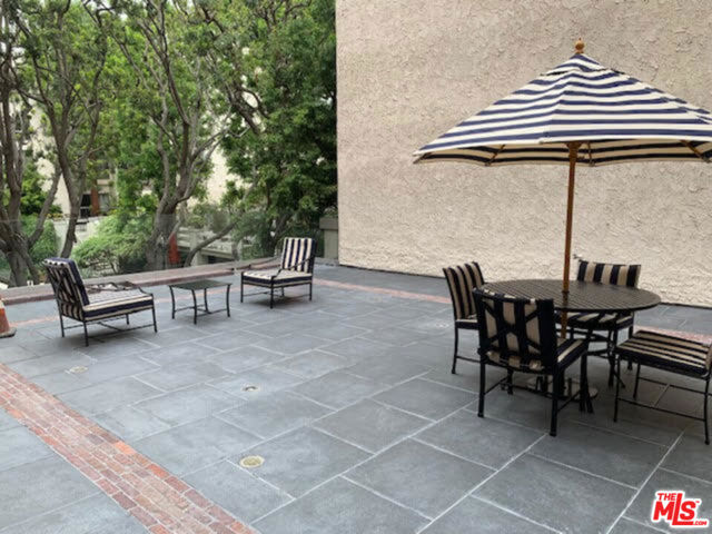 common area table and chairs