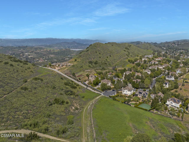 331 Briar Bluff Circle, Thousand Oaks CA: https://media.crmls.org/mediaz/e009bc6b-cbb4-474c-aa52-a4c693e198f4.jpg