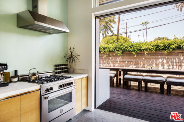 2501 Walnut Avenue, Venice CA: https://media.crmls.org/mediaz/e00a97ab-4fe3-4dae-b769-9f53daa7fd9e.jpg