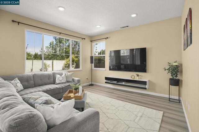 1162 Waverly Cir, Hercules CA: https://media.crmls.org/mediaz/e00c2103-9ac2-4cb9-bd77-a9221700cc0b.jpg