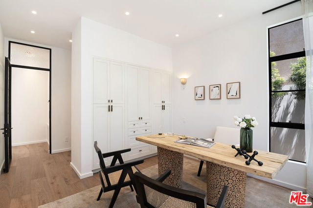 745 E Sunset Avenue, Venice CA: https://media.crmls.org/mediaz/e00eaaee-d1e4-4b66-b31d-d752e0cfe450.jpg