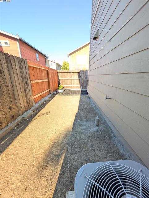 158 Fairview Ave, Bay Point CA: https://media.crmls.org/mediaz/e00f7768-917d-4b8a-942e-83ee3d7e8be7.jpg
