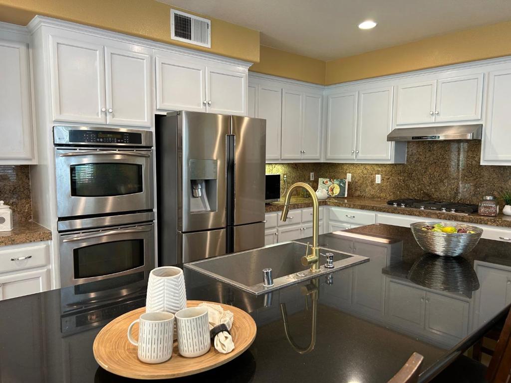 https://media.crmls.org/mediaz/e010aaa3-f622-4dcf-8fd9-3a37775e435a.jpg?preset=X-Large