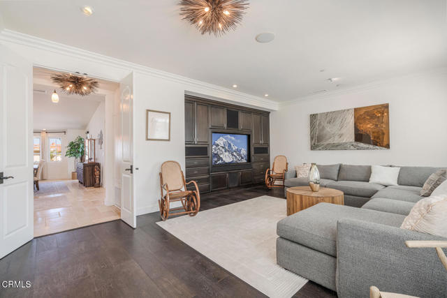 1501 Mandalay Beach Road, Oxnard CA: https://media.crmls.org/mediaz/e011ecb2-6123-4f3f-80ff-21b6ad75bd70.jpg