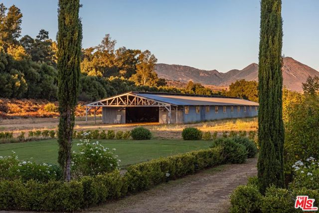 10999 Ojai Santa Paula Road, Ojai CA: https://media.crmls.org/mediaz/e0137092-793e-4e1c-9361-ee4aa40cc6dd.jpg