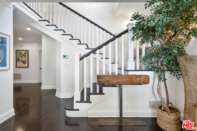 233 S Saltair Avenue, Los Angeles CA: https://media.crmls.org/mediaz/e013faaa-ca1a-499f-9998-191e1599f33f.jpg