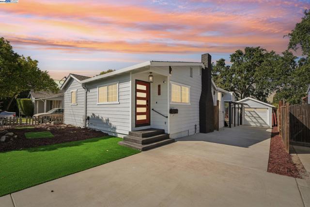 431 Alameda De Las Pulgas, Redwood City CA: https://media.crmls.org/mediaz/e0140f87-6e7e-4013-a1e9-82ffdcac7dc5.jpg