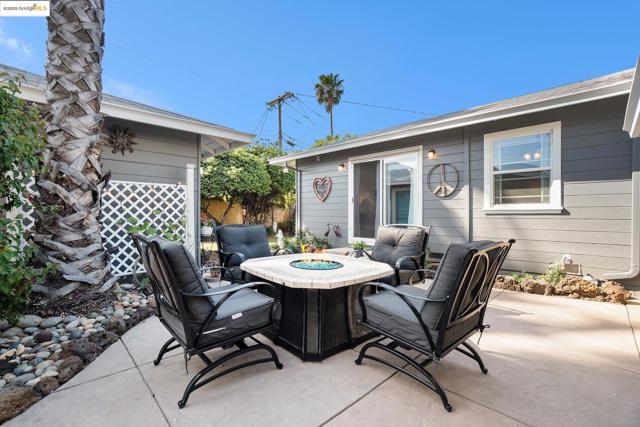 210 Delta Ave, Brentwood CA: https://media.crmls.org/mediaz/e0158914-e5e0-4d33-acb1-a4ac347ec32d.jpg