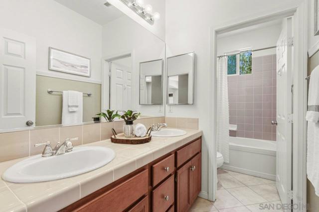 2423 Wishing Star Way, Chula Vista CA: https://media.crmls.org/mediaz/e015e3cf-cb71-4d5f-86ef-af96fa6ce114.jpg