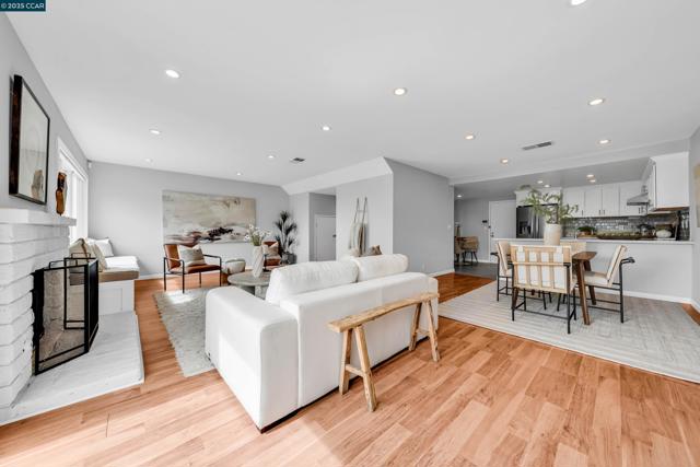 31 Turtle Creek Street, Oakland CA: https://media.crmls.org/mediaz/e0180d4a-a665-4b80-afc1-5dde336b64bd.jpg