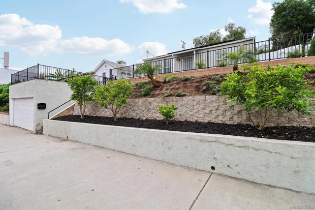 7282 University Ave, La Mesa CA: https://media.crmls.org/mediaz/e018300f-ea49-474c-8fa4-ba96800c6cd2.jpg