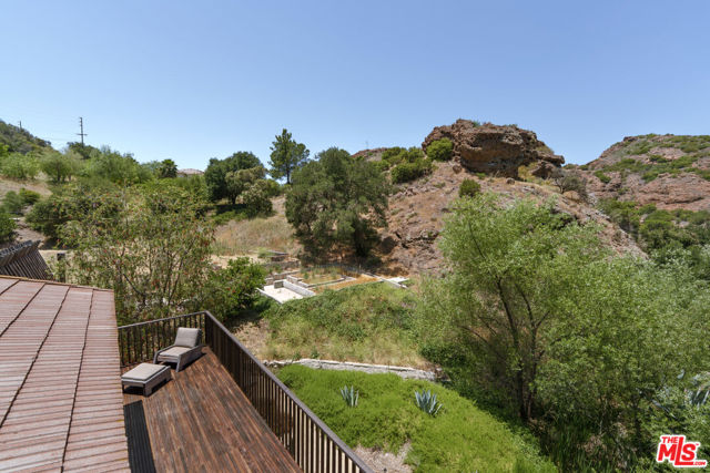 421 Westlake Boulevard, Malibu CA: https://media.crmls.org/mediaz/e0184c81-ecad-4c92-85e4-9aeda0feef25.jpg