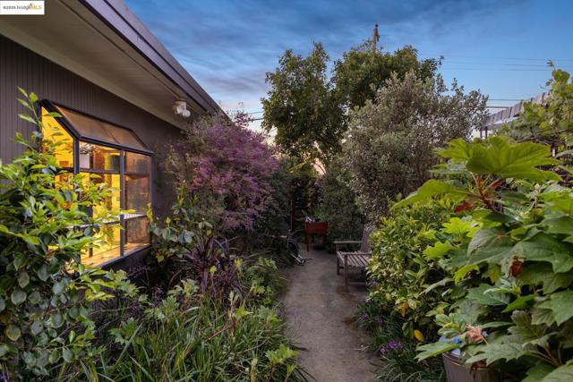 5345 Crown Ct, Castro Valley CA: https://media.crmls.org/mediaz/e018c851-8b4c-4669-8dd8-1ab7dd15c27b.jpg