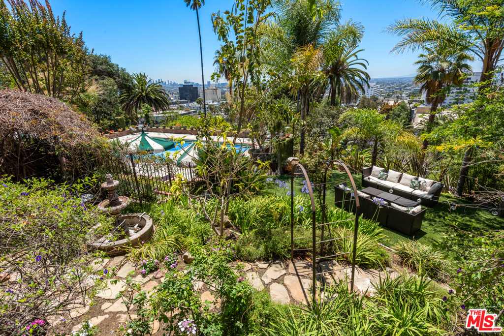 2003 La Brea Terrace