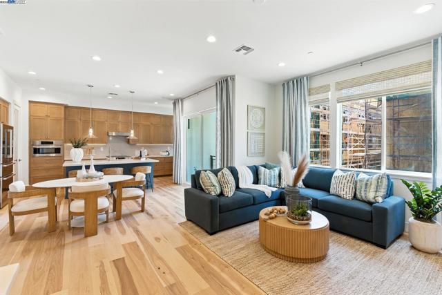 1937 Grand Street, Alameda CA: https://media.crmls.org/mediaz/e018e497-10b5-45f1-b81c-6f58015aabd2.jpg