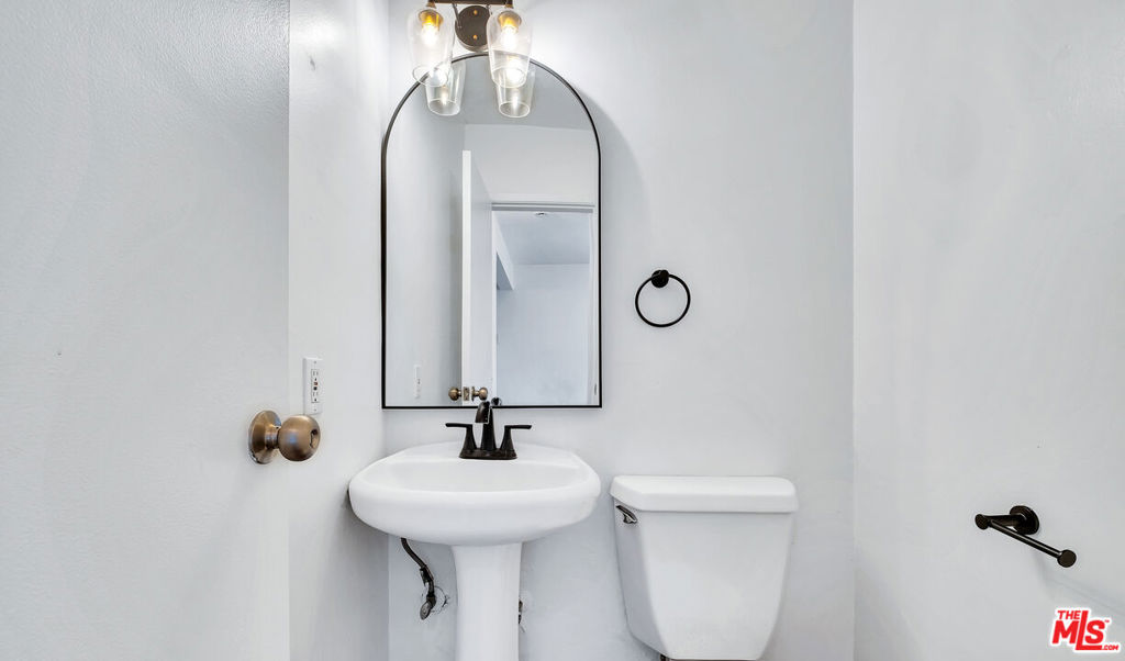 https://media.crmls.org/mediaz/e01958a4-30b9-4c01-b8a6-77e7bc680f4b.jpg?preset=X-Large