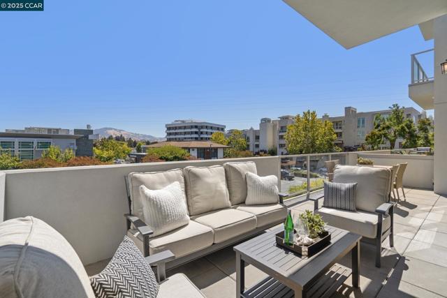 1756 Cole Ave, Walnut Creek CA: https://media.crmls.org/mediaz/e01b5225-2bd0-46aa-99a7-643c7295330b.jpg