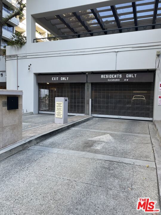 600 W 9th Street, Los Angeles CA: https://media.crmls.org/mediaz/e01bd050-d38d-4980-af64-5655d4b9cc99.jpg