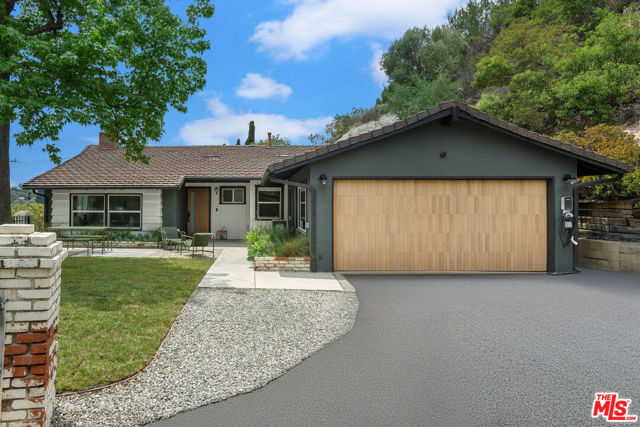 1741 Golf Club Drive, Glendale CA: https://media.crmls.org/mediaz/e01c3b57-c005-4ef4-8d1e-9988b250904a.jpg