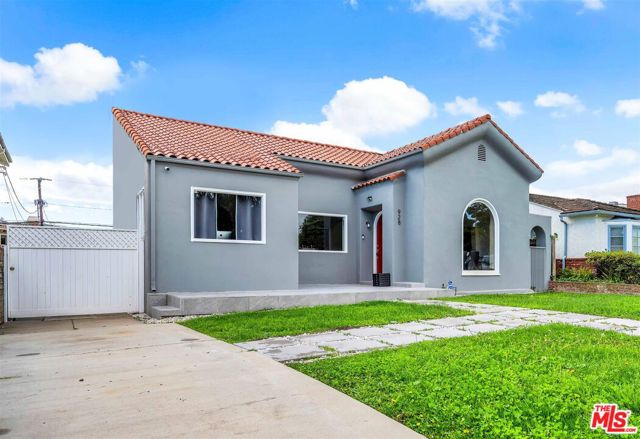 928 26th Street, Santa Monica CA: https://media.crmls.org/mediaz/e01ca8a7-61fa-4f5d-b822-c4118ef6303f.jpg