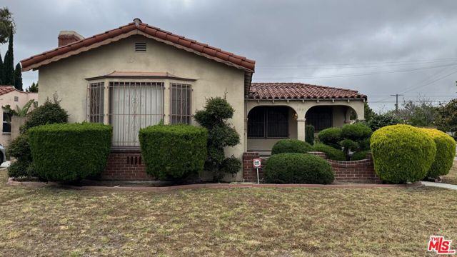 1801 S Shenandoah Street, Los Angeles CA: https://media.crmls.org/mediaz/e01cf60c-9579-483e-9766-c2f9e0335f33.jpg