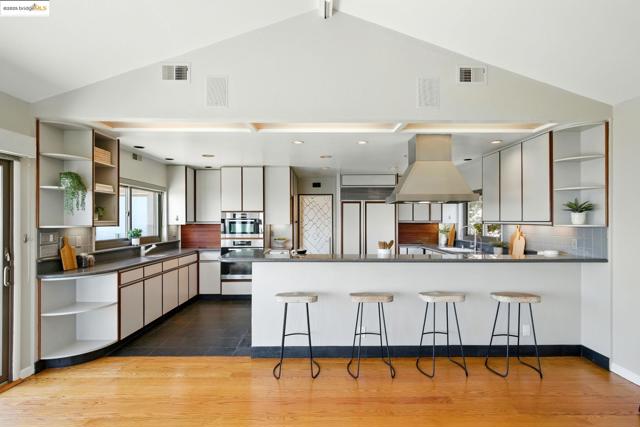 25 Holyrood Manor, Oakland CA: https://media.crmls.org/mediaz/e01d2860-6380-4f18-abd2-2215e078eef4.jpg