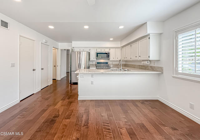 2829 Shoreview Circle, Westlake Village CA: https://media.crmls.org/mediaz/e01d90a3-d030-42f3-9bcd-59170b189d88.jpg