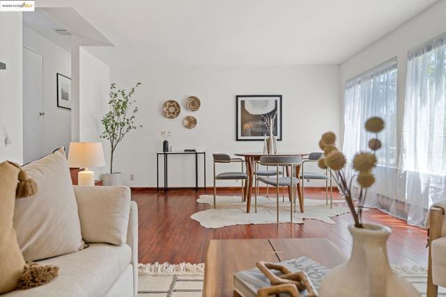 3501 35Th Ave, Oakland CA: https://media.crmls.org/mediaz/e01da0e0-4ea5-4230-9c69-8f705424837b.jpg