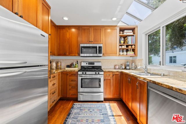 17 20th Avenue, Venice CA: https://media.crmls.org/mediaz/e01de141-8995-4914-8c34-7b9e40afc5e6.jpg